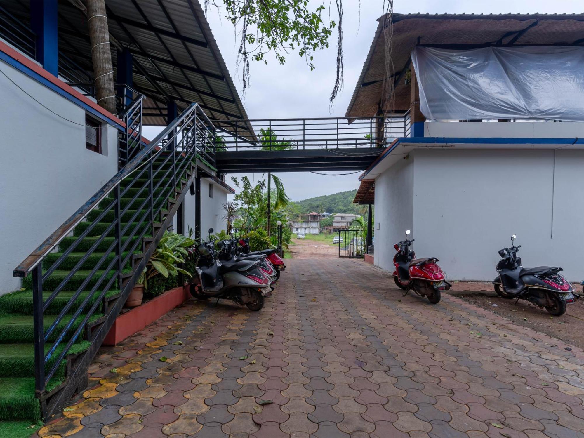 Madpackers Goa Anjuna - Bar エクステリア 写真